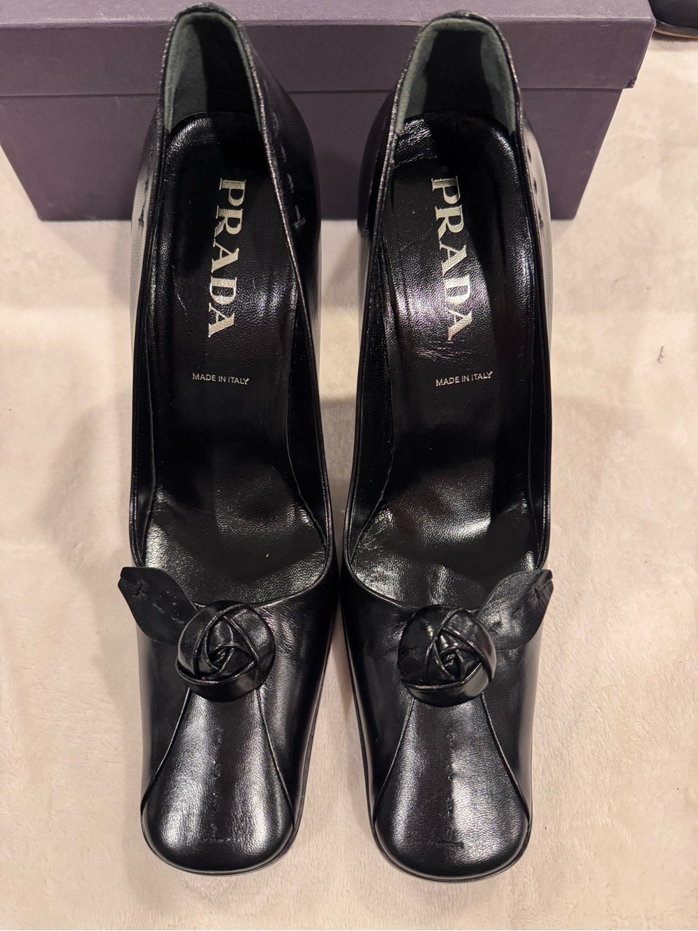 Classic New Black Leather Prada Pumps with Decorative flower Knot size 41 - Picture 4 of 5